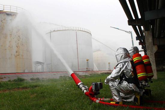 河南举行石油化工场所跨区域灭火应急救援演练
