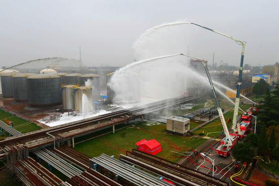 河南舉行石油化工場所跨區域滅火應急救援演練