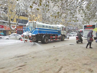 昨天的郑州街头，洒水车洒的不是水，是融雪剂。