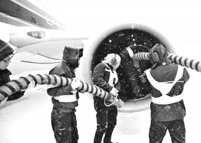 郑州下雪78个航班出现延误 铁路列车大面积晚