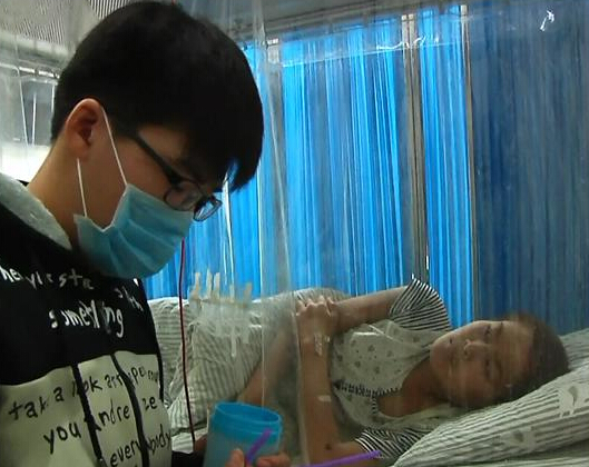 河南打工救弟大學生盼弟早出院稱：“天冷了，得讓他幫我暖被窩呢”