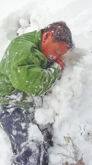 男子喝酒喝醉后直接躺在了路边的雪窝里