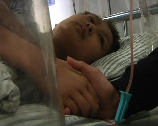 河南打工救弟大學生盼弟早出院稱：“天冷了，得讓他幫我暖被窩呢”