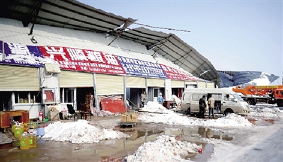 粮油市场的商户没心情赏雪了