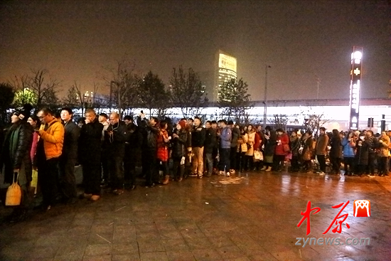 11月27日晚，會展中心站排隊的客流