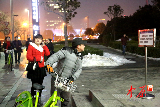 11月27日，市民在會展中心站外看到限流的通知