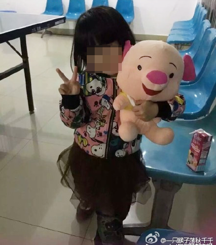 小女孩在派出所内得到民警的照顾(图据网友@一只猴子荡秋千千)