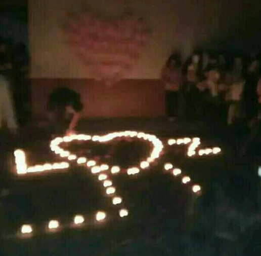 鄭州高校男生闖進(jìn)女生宿舍表白 微博截圖