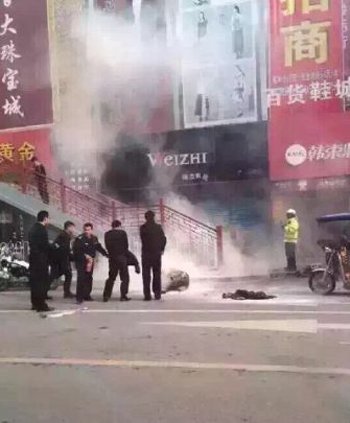 三轮车司机遇检泼油自焚。图片来自网络