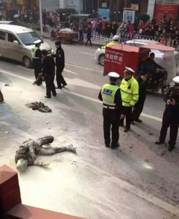 三轮车司机遇检泼油自焚。图片来自网络