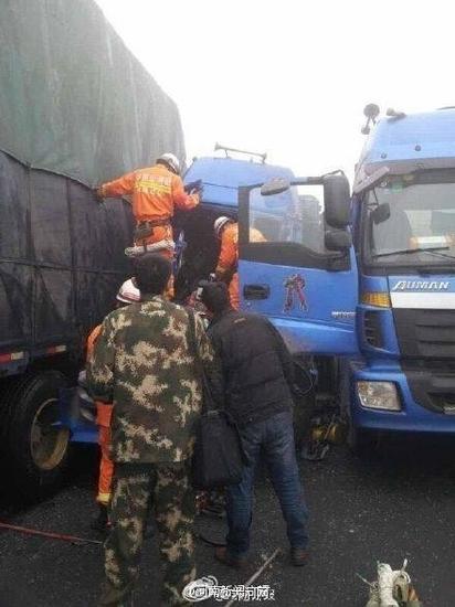 許平南高速多車連環追尾相撞 已致一死一傷