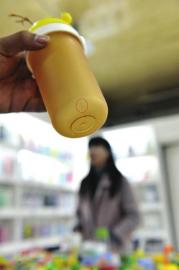 商店里摔裂的杯子还在。
