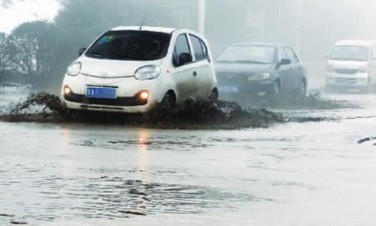 郑州新田大道积水严重 车辆通过如行船