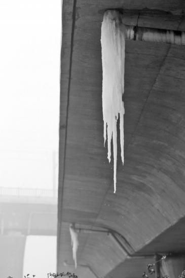鄭開城際鐵路特大橋的積雪融化后遇冷形成冰掛