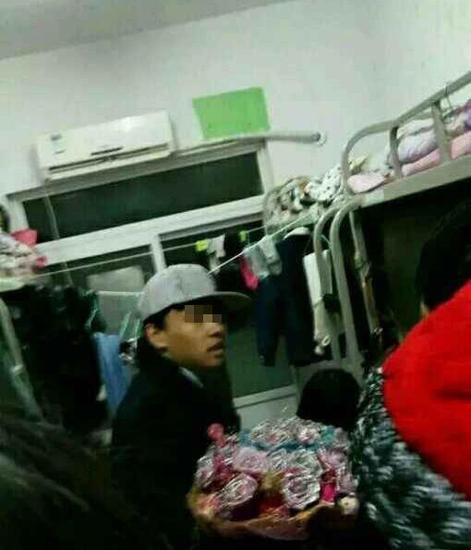 鄭州高校男生闖進(jìn)女生宿舍表白 微博截圖