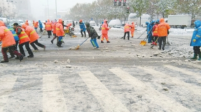  環衛工人冒著暴風雪清除積雪。