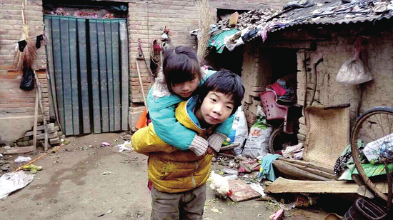 商丘11岁男孩背6岁脑瘫妹妹上学 被赞商丘好哥哥