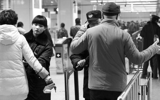 乘客正在地鐵站內進行安檢