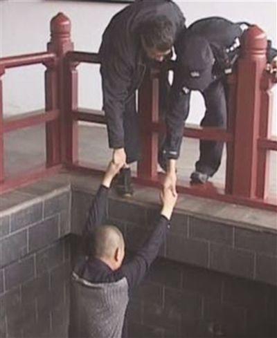 男子跳进功德池捡硬币上不来。
