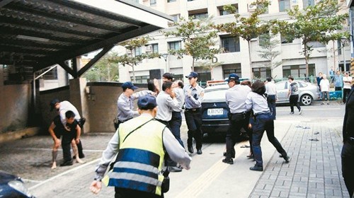 警方昨天将黄男依杀人罪及公共危险罪送办,十多名马女家属、亲友包围要痛殴黄泄愤,被优势警力阻绝,场面相当火爆。 图自台湾《联合报》
