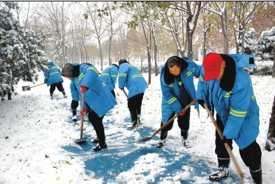 綠化工人清除公園積雪。
