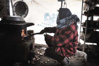 72岁的患者林秀梅正在做饭。一张当年的艾滋病预防海报被做成了围挡。 