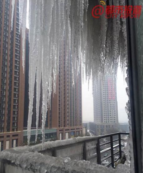 郑州高楼现超壮观冰挂 网友:实在吓人