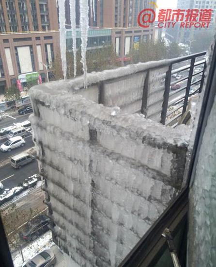 郑州高楼现超壮观冰挂 网友:实在吓人