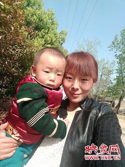小皓轩是妈妈刘博的心头肉，但如今面临昂贵的医药费，肝癌晚期的妈妈选择了继续赚钱，让儿子接受治疗。