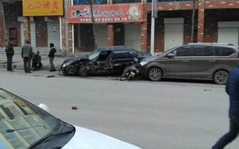 洛陽市汝陽縣城隆盛路發生一起交通事故，據目擊者稱：一輛拉磚的三輪車失控后，撞到數名路人后，又連續撞到10多輛汽車，三輪車上磚塊散落一地，被撞車輛受損嚴重。