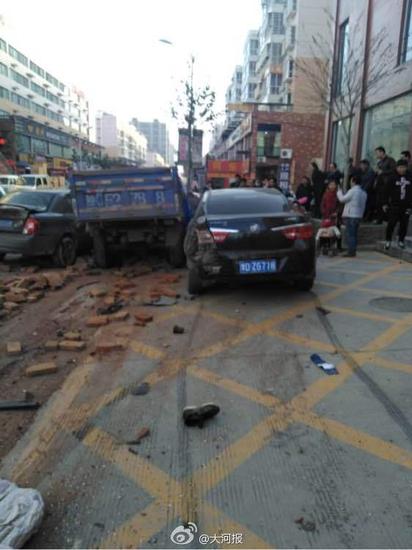 洛陽市汝陽縣城隆盛路發生一起交通事故，據目擊者稱：一輛拉磚的三輪車失控后，撞到數名路人后，又連續撞到10多輛汽車，三輪車上磚塊散落一地，被撞車輛受損嚴重。