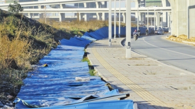 百米圍擋被風吹倒一片