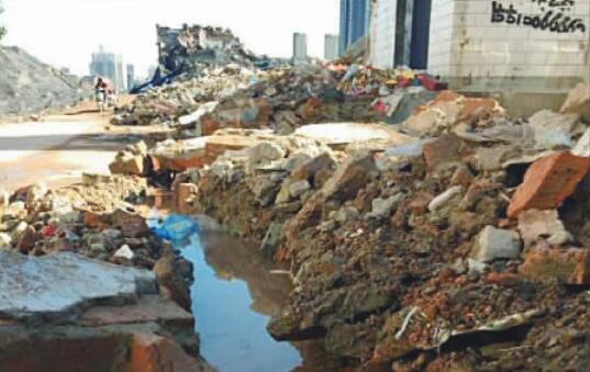 拆遷中的宋莊，一處水管流淌出的清水