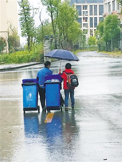 向健熙撑伞为保洁员遮雨 网友图