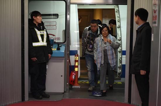 “百名紅通”4號嫌犯黃玉榮從美國回國投案自首（中央紀(jì)委監(jiān)察部網(wǎng)站 周哲 攝）