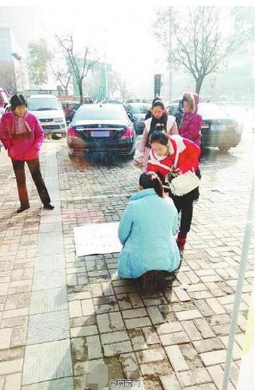 漯河孕妇跪地乞讨2年未生孩子 网友:莫非怀的是哪吒