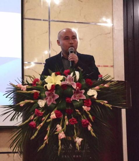 河南省溫泉旅游協(xié)會(huì)籌備處負(fù)責(zé)人張慶亞在峰會(huì)上致辭