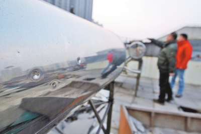 居民樓樓頂?shù)奶?yáng)能熱水器上也留下鋼珠的彈射凹痕