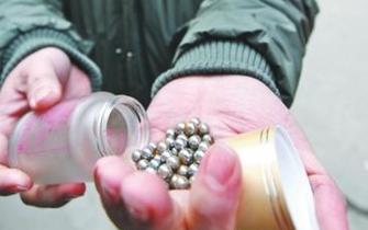 一名居民收集起來的鋼珠