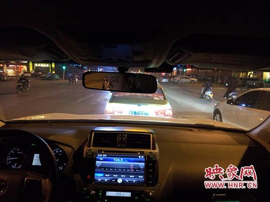 深夜跟踪嫌疑车辆豫AT0003。