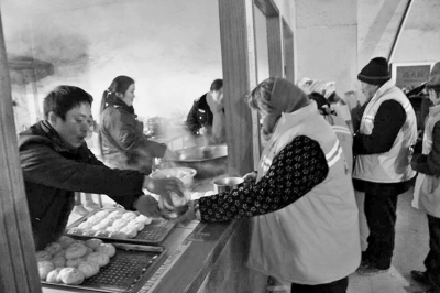 環衛工正在領取免費早餐