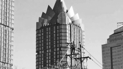 工人在CBD區(qū)域改造線路