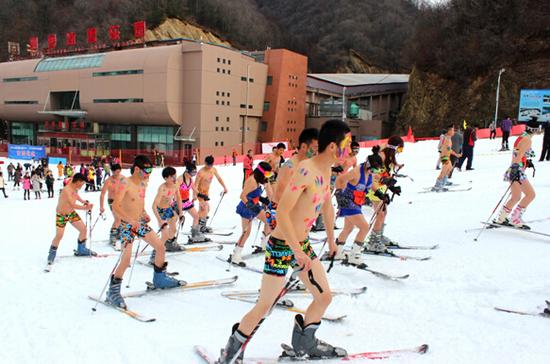 欒川滑雪場(chǎng)參加比基尼滑雪的選手在參加比賽