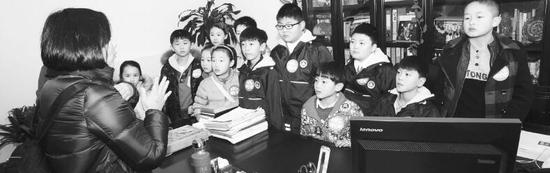 孩子们在郑州市副市长刘东的办公室参观