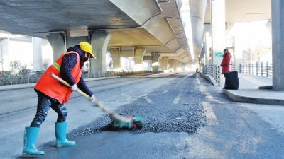 看著剛掃過的路面，環(huán)衛(wèi)工哭了……