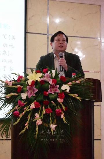 中國(guó)旅游協(xié)會(huì)溫泉旅游分會(huì)秘書(shū)長(zhǎng)張?jiān)皆诜鍟?huì)上致辭