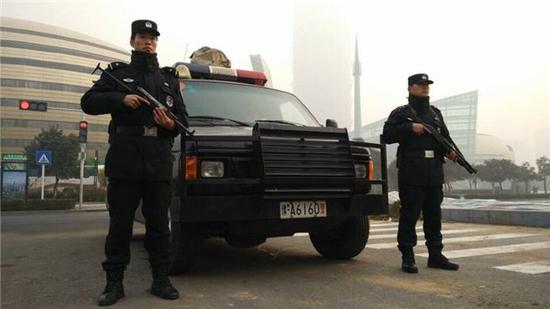 上合会议安保借鉴北京9.3阅兵 特警实枪荷弹2