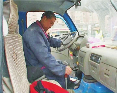 駕駛員李某，只有單手可以正常操作