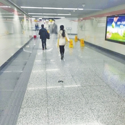 女孩給程宇10塊錢后轉(zhuǎn)身離開(“大臉男爵”提供)