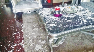 “暖氣雨”過后，家中一片狼藉。